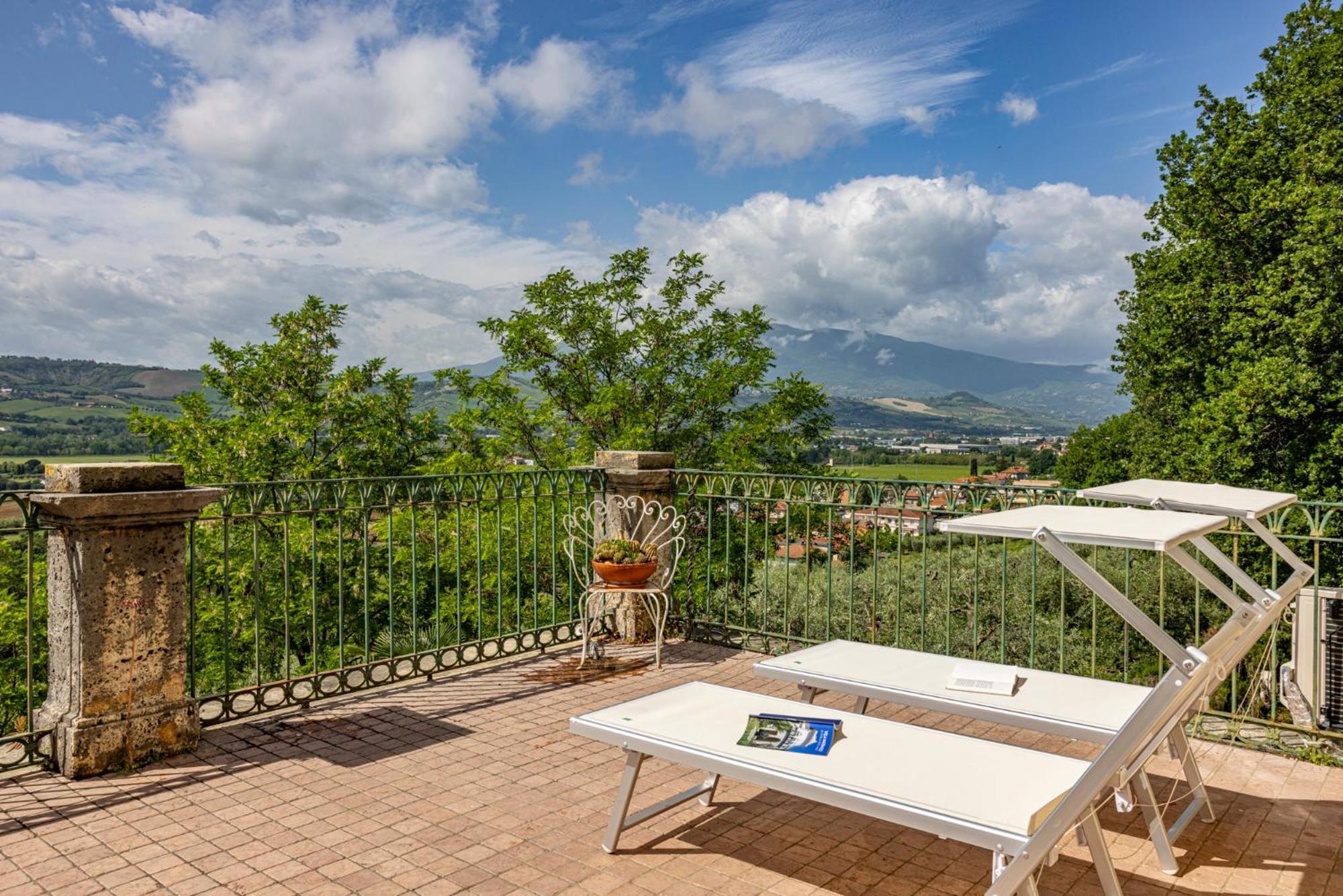 B&B In An 1800S Frescoed Villa With Panoramic Solarium And Historic Park - Villa Mastrangelo Colli del Tronto Buitenkant foto